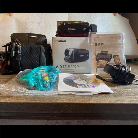 Canon VIXIA HF R20 FULL HD Camcorder with 8GB internal flash